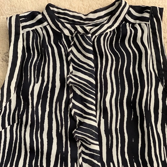 Banana Republic Black and White Tunic Blouse - Picture 5 of 6